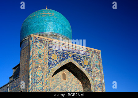 La moschea di La Tilla Kari Madrasah, Registan Square, Samarcanda, Uzbekistan Foto Stock