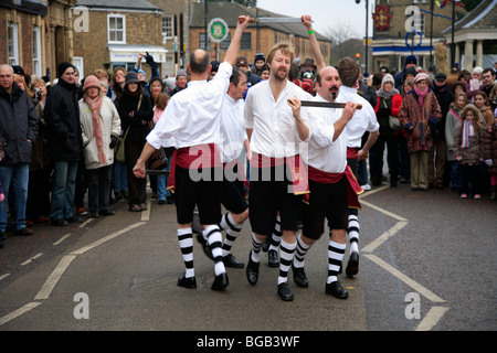 Stone Monkey Rappers spada lunga ballerini la paglia Bear Festival Città Whittlesey Fenland Cambridgeshire England Regno Unito Foto Stock