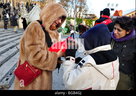 Parigi, Francia, shopping natalizio, Cappotto donna in pelliccia con cane piccolo al tradizionale mercato di Natale, animali domestici urbani eleganti francia Foto Stock