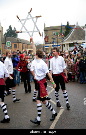 Stone Monkey Rappers spada lunga ballerini la paglia Bear Festival Città Whittlesey Fenland Cambridgeshire England Regno Unito Foto Stock