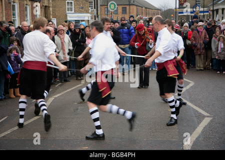 Stone Monkey Rappers spada lunga ballerini la paglia Bear Festival Città Whittlesey Fenland Cambridgeshire England Regno Unito Foto Stock