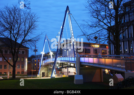 Sky a piedi presso il Museo Folkwang di Essen. Il blue sentiero culturale attraverso la città di Essen. NRW, Germania, Europa. Foto Stock