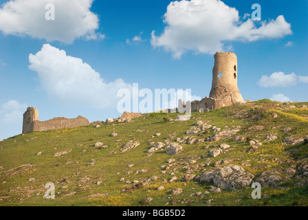 Fortezza. Resti delle opere difensive sulla montagna della penisola della Crimea Foto Stock