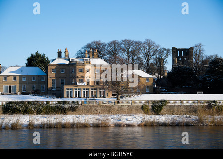 Dicembre scena di neve Kelso Scottish Borders Regno Unito - Ednam House Hotel e Kelso Abbey Foto Stock