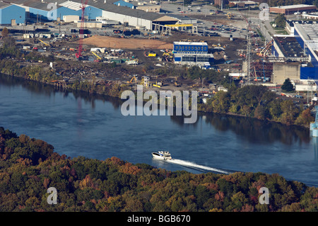 Barca sul fiume Tennessee Cruising passato industriale della zona di Chattanooga, Tennessee Foto Stock