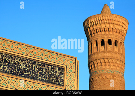 Minareto Kalyan (1127) e la moschea, Bukhara, Uzbekistan Foto Stock