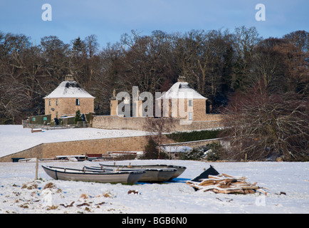 Dicembre scena di neve Kelso Scottish Borders Regno Unito - Piani sede del castello del duca di Roxburghe - Il Golden Gates Foto Stock