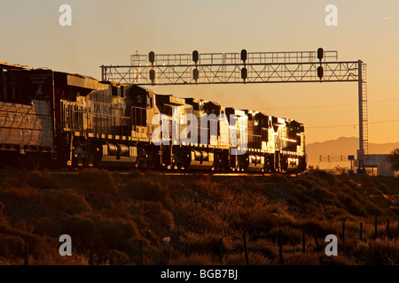 BNSF treno merci capi est nel sunrise fuori Barstow, California Foto Stock