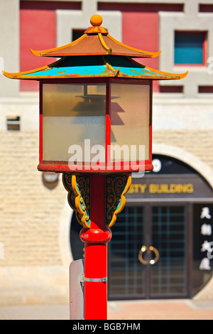 Lampada di strada al di fuori della Winnipeg culturale cinese e un centro comunitario nel centro di Chinatown, città di Winnipeg, Manitoba, Canada Foto Stock