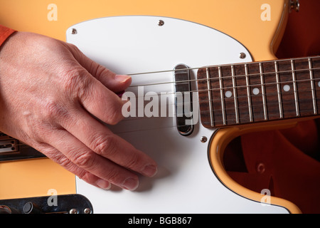 Primo piano delle mani di un musicista di suonare una chitarra elettrica Foto Stock
