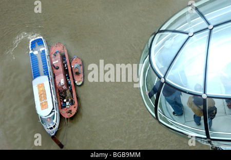 Fotografia del London Eye Pod guardando giù il fiume Tamigi barche REGNO UNITO Foto Stock