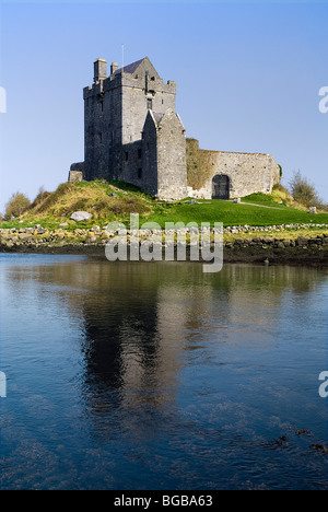 L'Irlanda, nella contea di Galway, Kinvara, Dunguarie Castello, costruito nel 1520 dall'O'Hynes clan, sulle rive della Baia di Galway. Foto Stock