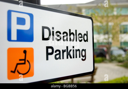 Royalty free fotografia di parcheggio disabili segno REGNO UNITO Foto Stock