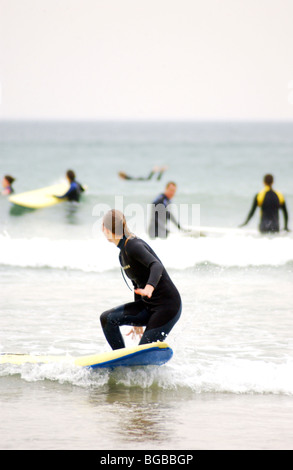 Royalty free fotografia del surfista femmina in mare in una fredda giornata invernale in Cornwall Regno Unito Foto Stock