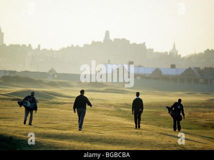 Gli amanti del golf e i loro piattelli attraversamento di un campo da golf Foto Stock