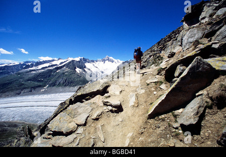 Hill walker a piedi lungo un bordo di una montagna rocciosa Foto Stock