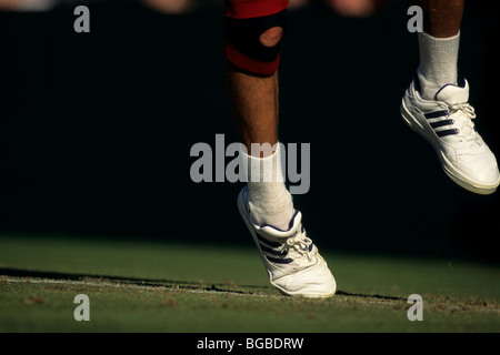 Giocatore di tennis che indossa un tutore per ginocchio Foto stock - Alamy