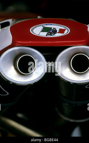 Vista ravvicinata di twin esaurisce sulla moto racing Foto Stock