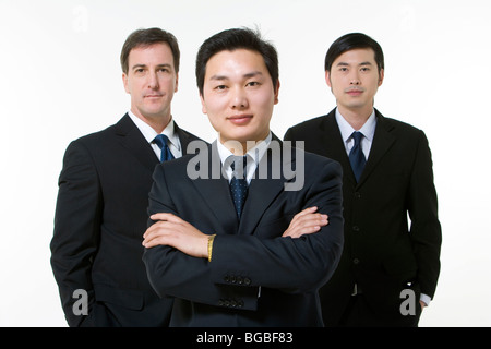 Tre i professionisti aziendali in abito scuro su sfondo chiaro Foto Stock
