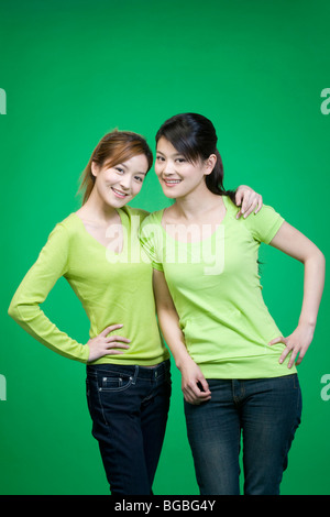 Due donne in verde su sfondo verde Foto Stock
