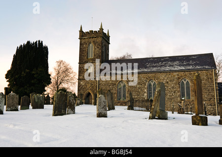 San Salvatore Chiesa di Irlanda, Kells e cimitero coperto di neve Foto Stock