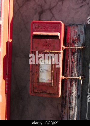 Chiusura del vecchio telefono rosso scatola e casella postale a fronte mare Pennan, Aberdeenshire, Scozia Foto Stock