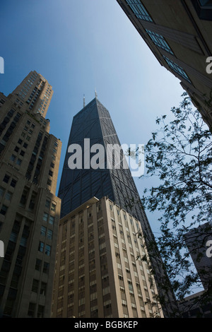 John Hancock Building tra gli altri edifici, Chicago, Illinois, Stati Uniti d'America Foto Stock