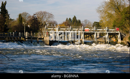 Weir a Boulters isola sul Fiume Tamigi Foto Stock