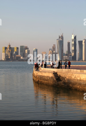 Gli espatriati godere di pesca al largo di Doha Corniche, poco prima del tramonto. Foto Stock