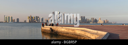 Una panoramica di composito che mostra persone di pesca dal molo su Doha Corniche, con il West Bay skyline al di là. Foto Stock