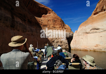 Escursione in barca, Lake Powell, Glen Canyon, Arizona, Stati Uniti Foto Stock