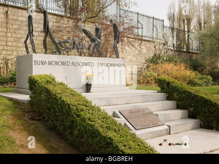 Il Memoriale di Auschwitz su un pallido giornata soleggiata nel Cimetière du Père-Lachaise a Parigi '20 arrondissement. Foto Stock
