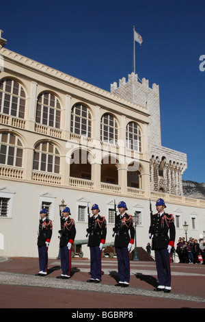 Cambio della Guardia principesca a mezzogiorno di fronte al Palazzo del Principe, il Principato di Monaco, Cote d'Azur, Europa Foto Stock