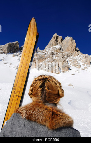 Partecipante in nostalgico gara di sci, Sella Ronda, Passo Gardena, Val Gardena, Alto Adige, Italia, Europa Foto Stock