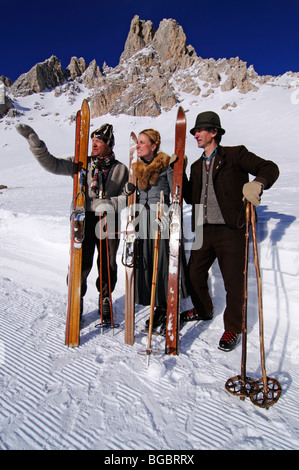 I partecipanti nella nostalgica gara di sci, Sella Ronda, Passo Gardena, Val Gardena, Alto Adige, Italia, Europa Foto Stock