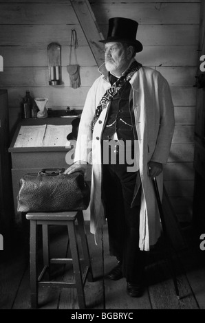 Stati Uniti d'America, Washington, Tacoma. Uomo maturo in beaver top hat. 1850s periodo ri-enacter a Fort Nisqually museo vivente di storia (MR) Foto Stock