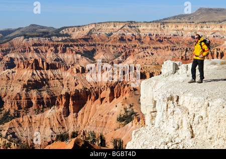 Escursionista, spettri punto, Cedar Breaks National Monument, Dixie National Forest, Brian Head, Utah, Stati Uniti d'America Foto Stock