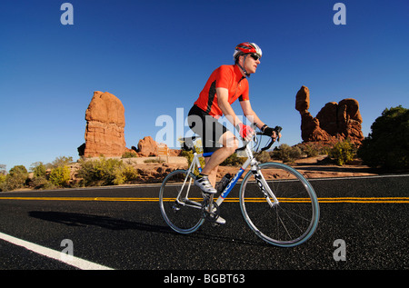 Gara ciclista, equilibrato Rock, Arches National Park, Moab, Utah, Stati Uniti d'America Foto Stock