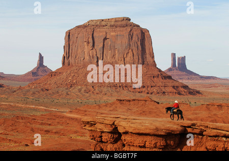 Navajo, nativi americani a cavallo, Monument Valley Navajo Tribal terre, Utah Foto Stock