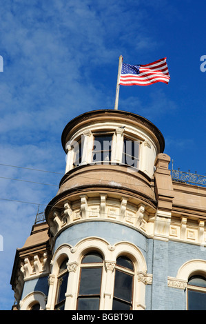 Bandiera americana su un edificio, Port Townsend, nello Stato di Washington, USA Foto Stock