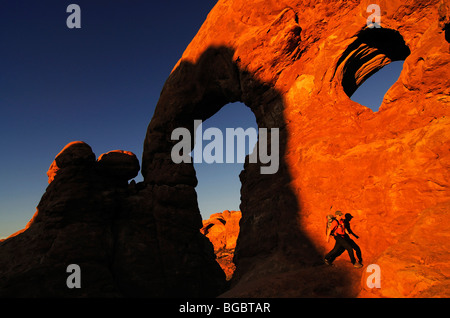 Escursionista, torretta Arch, Sud finestra, Arches National Park, Moab, Utah, Stati Uniti d'America Foto Stock