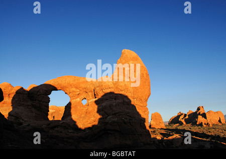 La torretta Arch, escursionista Sud finestra, Arches National Park, Moab, Utah, Stati Uniti d'America Foto Stock