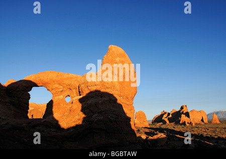 La torretta Arch, escursionista Sud finestra, Arches National Park, Moab, Utah, Stati Uniti d'America Foto Stock