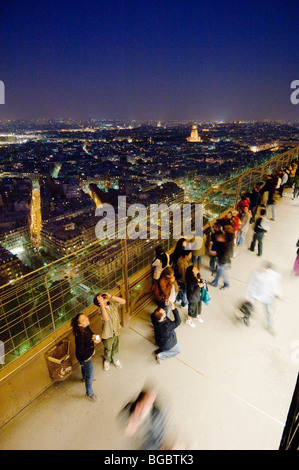 Vista di Parigi di notte dalla Torre Eiffel. Foto Stock