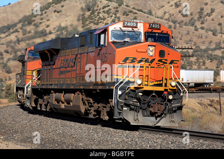 Un BNSF treno merci guidato da GE costruito ES44DC Locomotiva 7405 salite il grado in direzione est in prossimità del Tehachapi Loop. Foto Stock