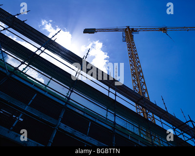 Gru a torre sul sito in costruzione Foto Stock