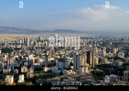 Vista panoramica sopra la città di Tehran, Iran, Persia, Asia Foto Stock