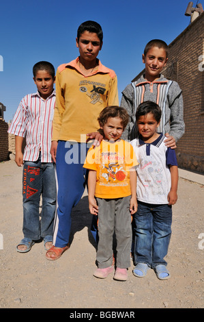 Bambini iraniani, ragazzi, in un villaggio nei pressi di Nain Isfahan, Esfahan, Persia, Iran, Asia Foto Stock