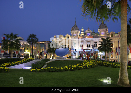 Casinò di Monte Carlo e Opera House al tramonto, architetto Charles Garnier, Principato di Monaco, Cote d'Azur, Europa Foto Stock