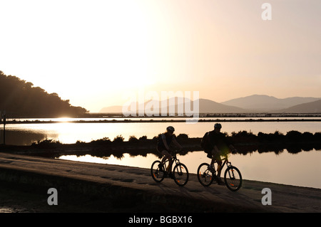 Gli amanti della mountain bike presso la Playa de Ses Salines spiaggia, Ibiza, Isole di pino, isole Baleari, Spagna, Europa Foto Stock